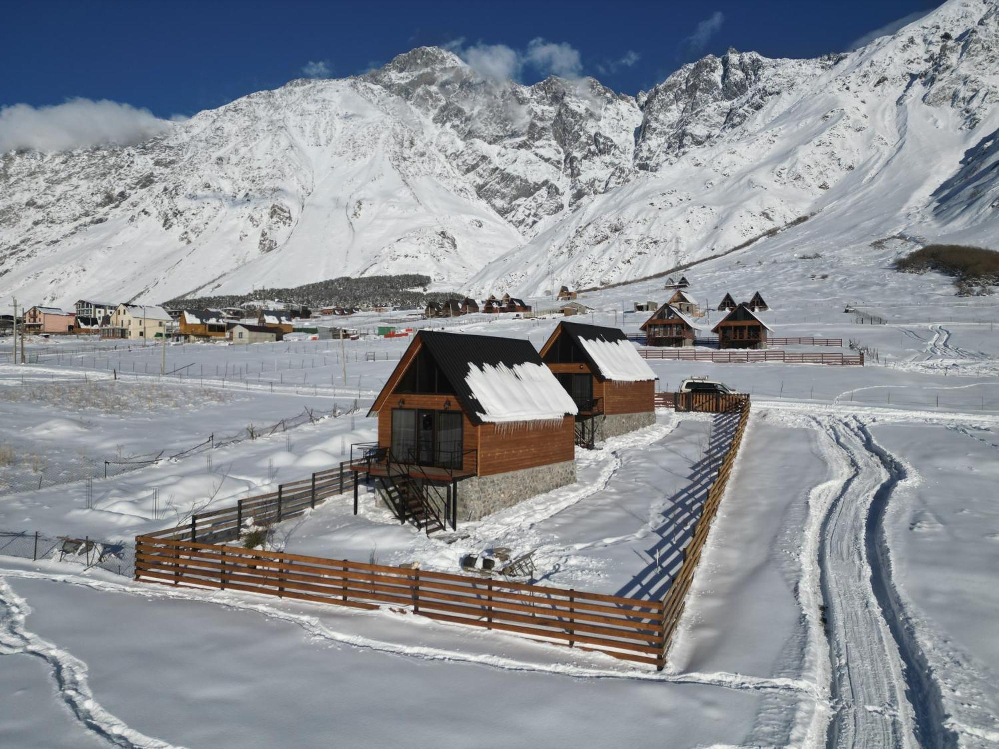 Traveler'S Cottages In Kazbegi Exterior photo