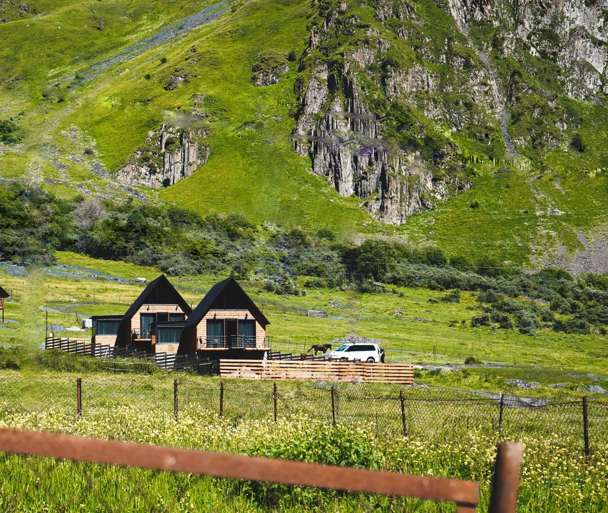 Traveler'S Cottages In Kazbegi Exterior photo