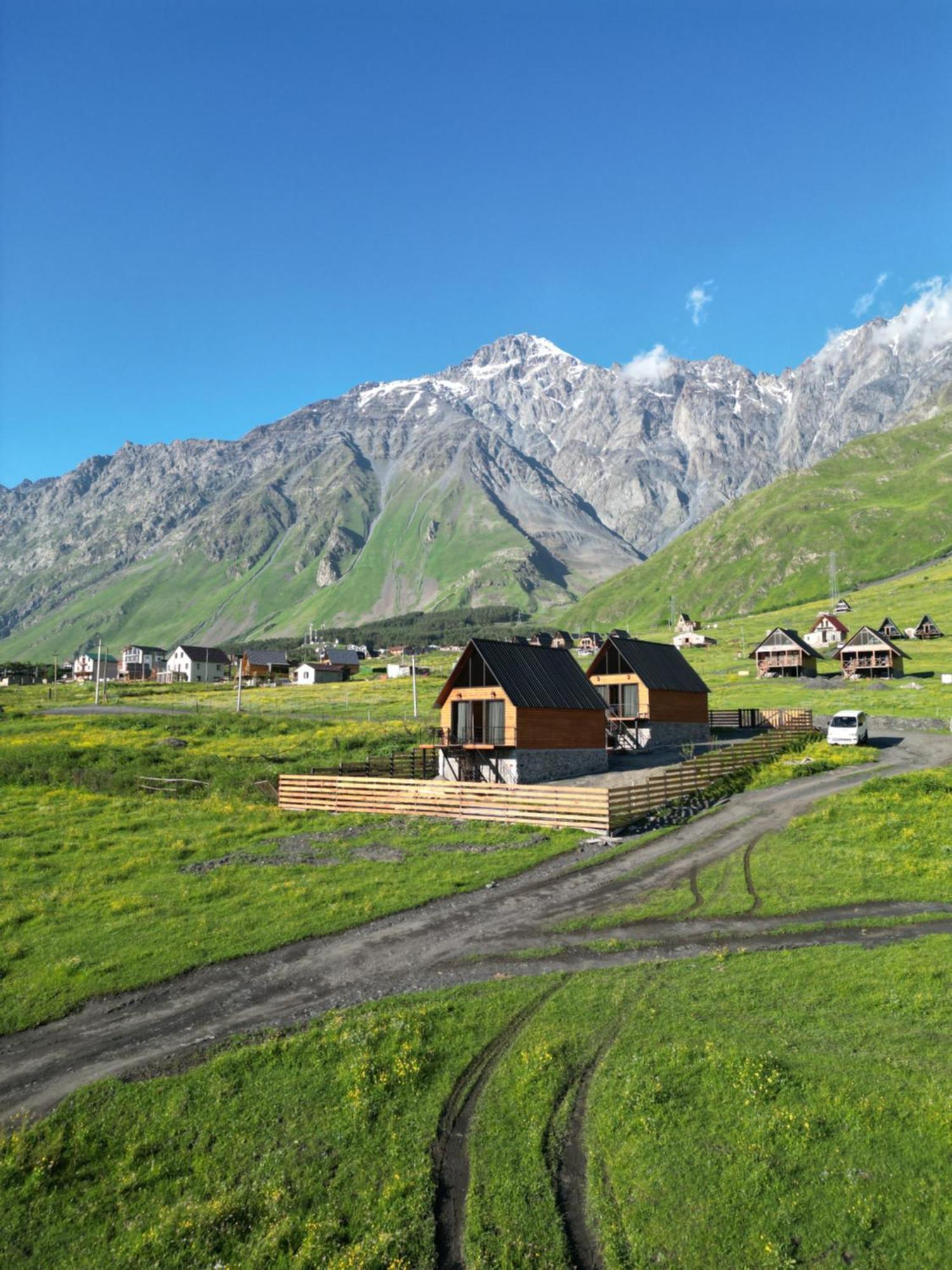 Traveler'S Cottages In Kazbegi Exterior photo