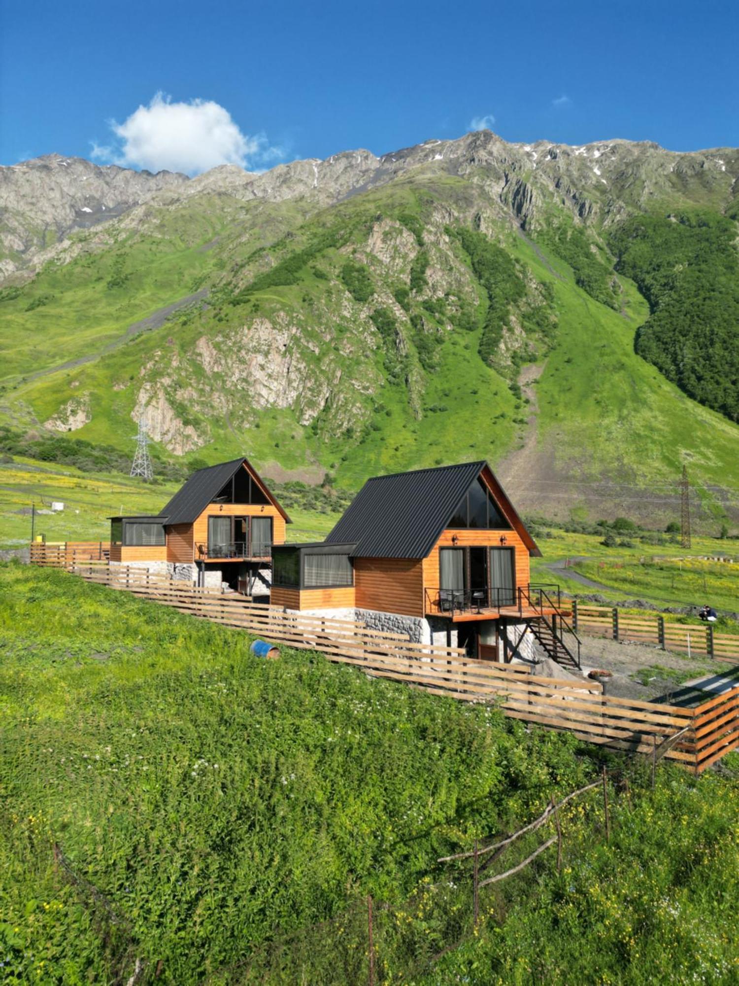 Traveler'S Cottages In Kazbegi Exterior photo