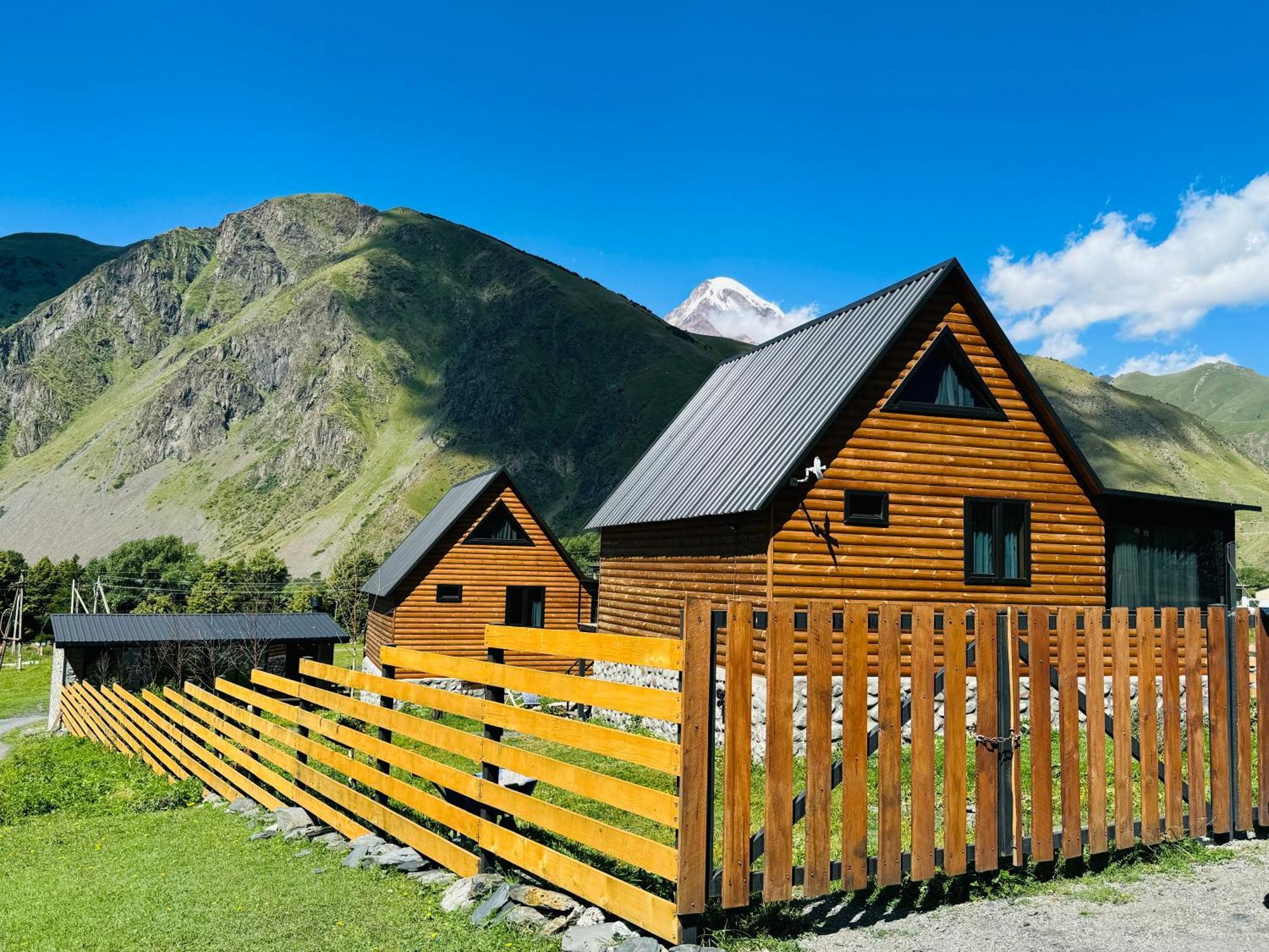 Traveler'S Cottages In Kazbegi Exterior photo